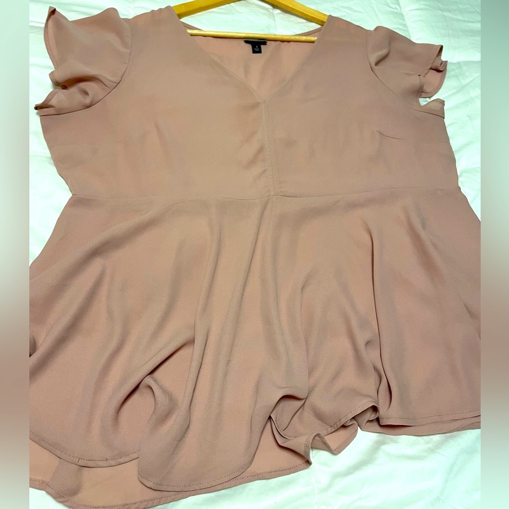 Torrid Size 1 v-neck peplum flutter sleeve blouse with chest darts